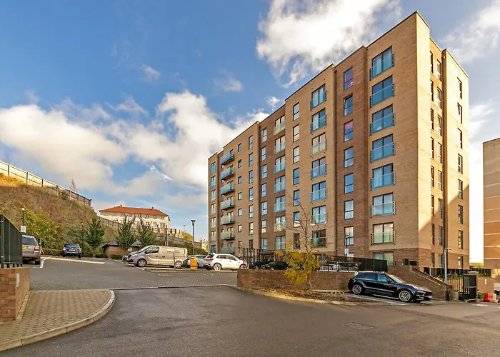 Luxury Apartment-Free Parking-Central Location-Close To Airport, Station & Centre