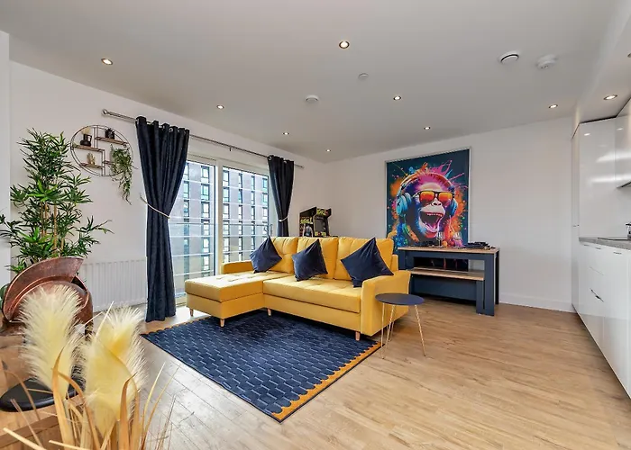Luxury Apartment-Free Parking-Central Location-Close To Airport, Station & Centre