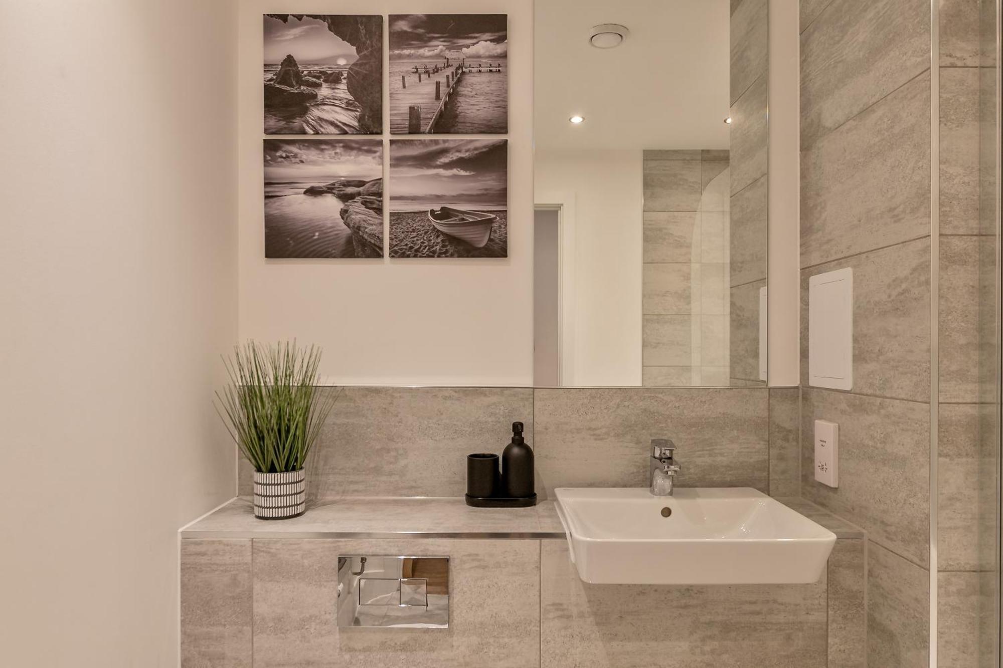 Apartment Luxury Apartment-free Parking-central Location-close To Airport, Station & Centre *