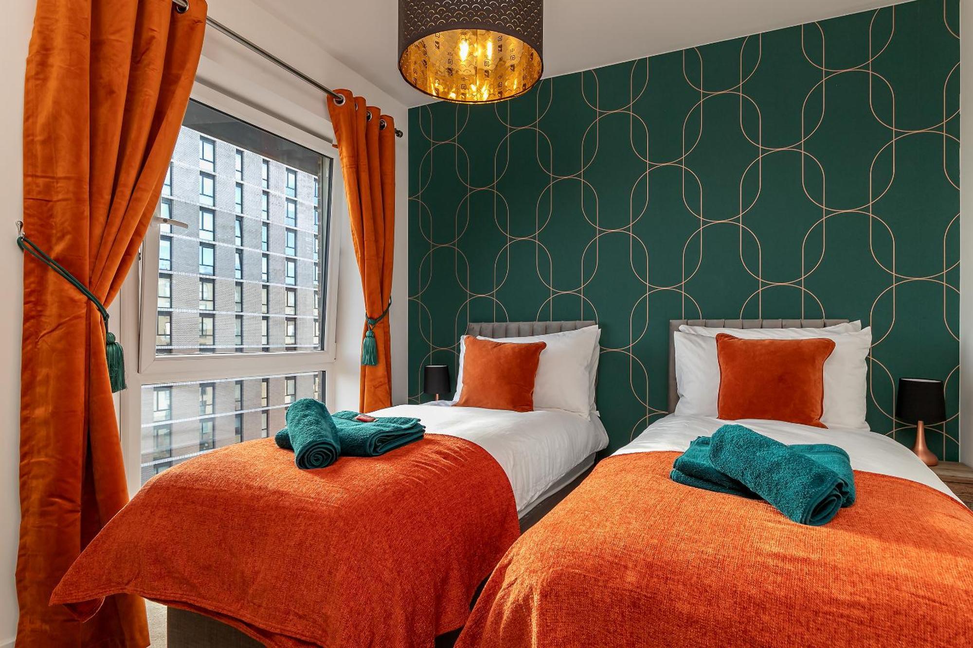 Apartment Luxury Apartment-free Parking-central Location-close To Airport, Station & Centre *