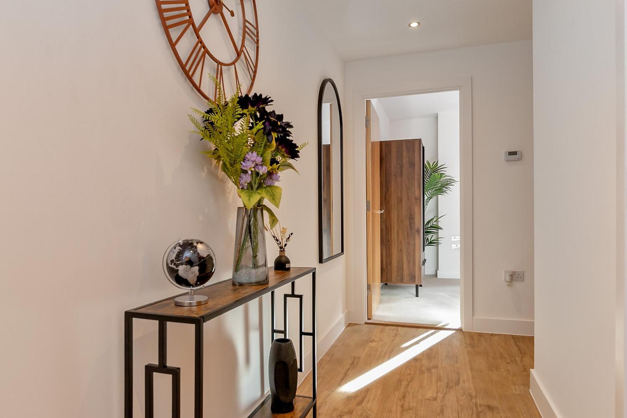 Luxury Apartment-free Parking-central Location-close To Airport, Station & Centre