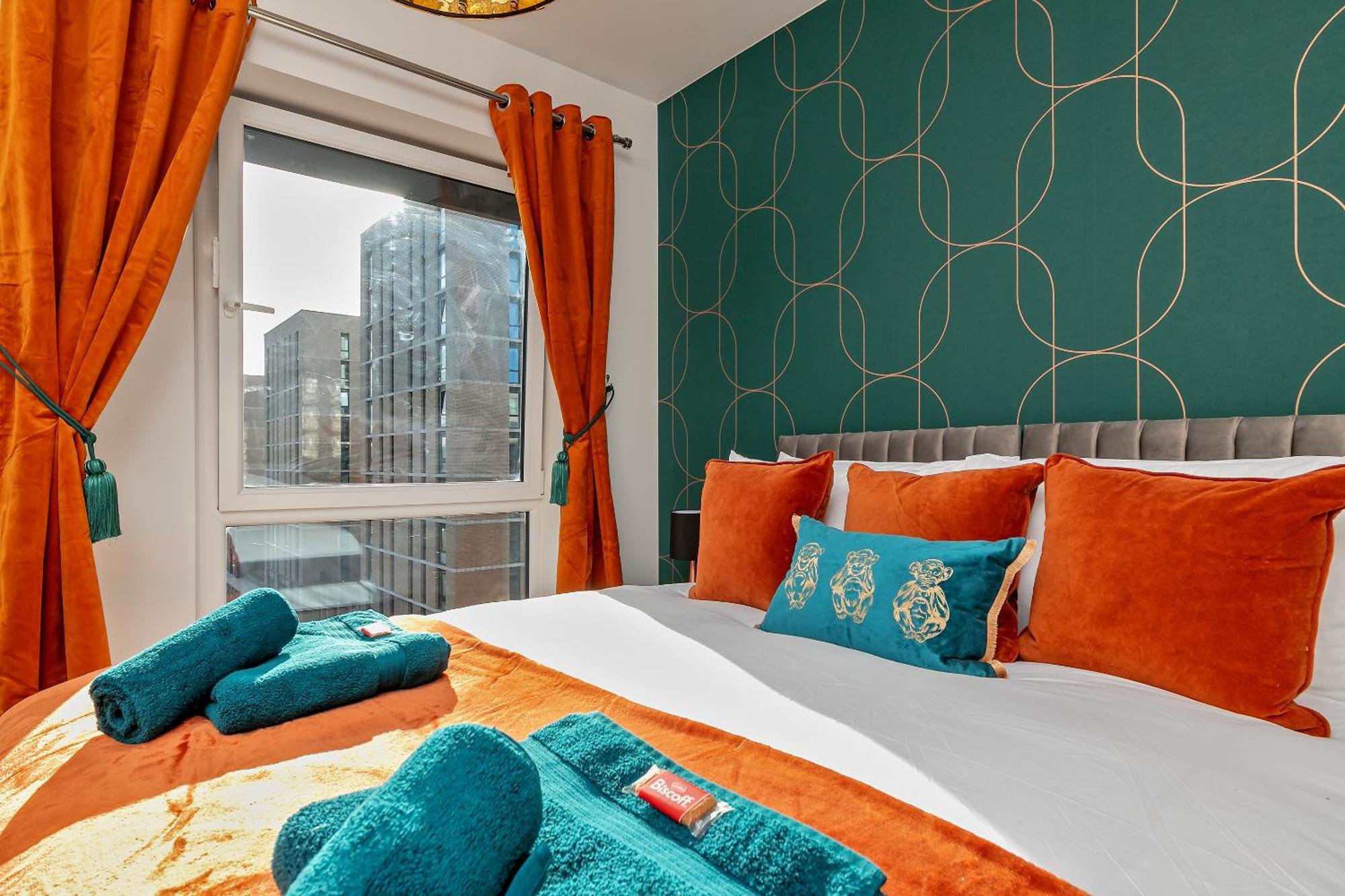 Luxury Apartment-free Parking-central Location-close To Airport, Station & Centre *
