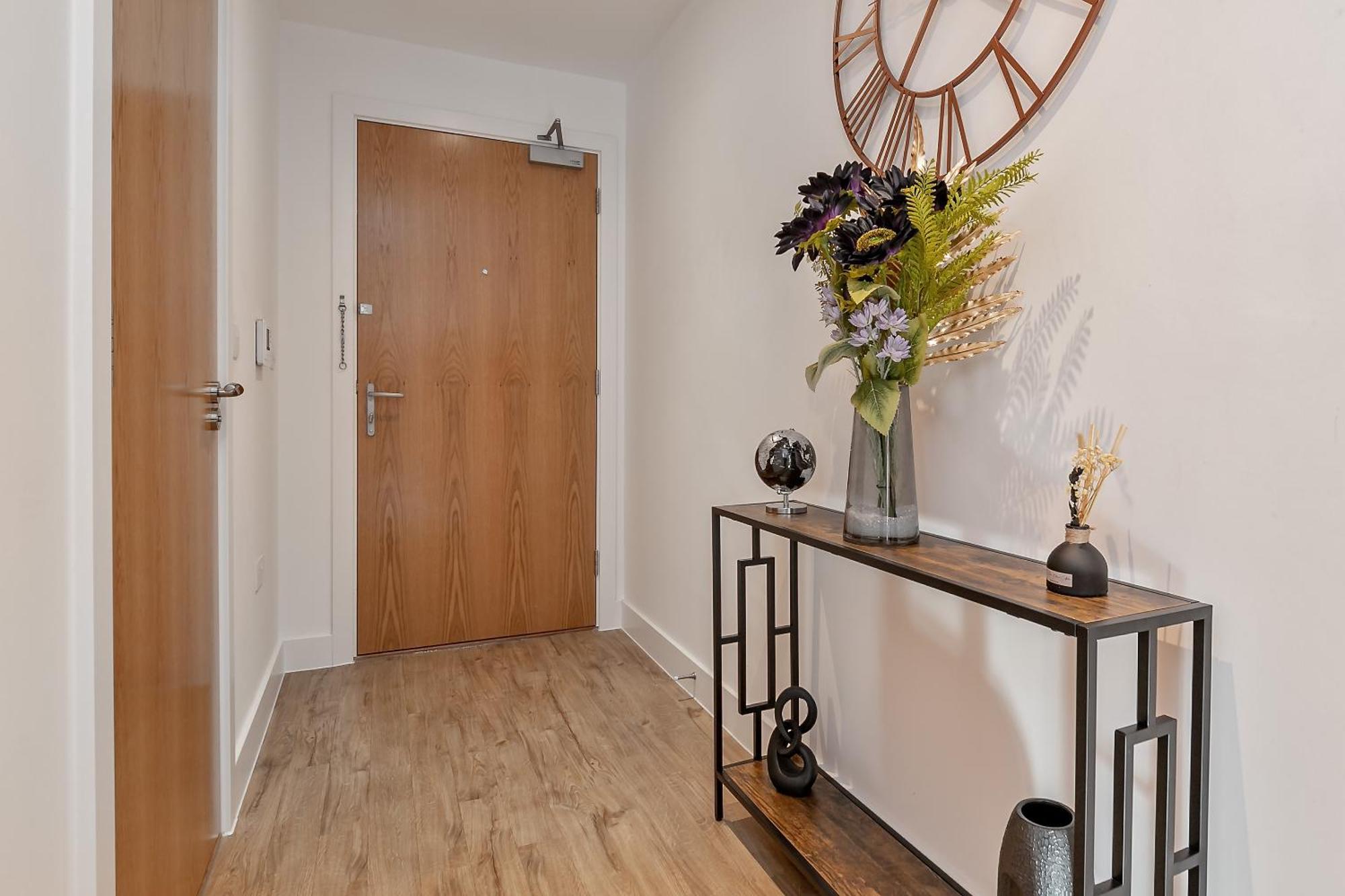 Luxury Apartment-free Parking-central Location-close To Airport, Station & Centre *