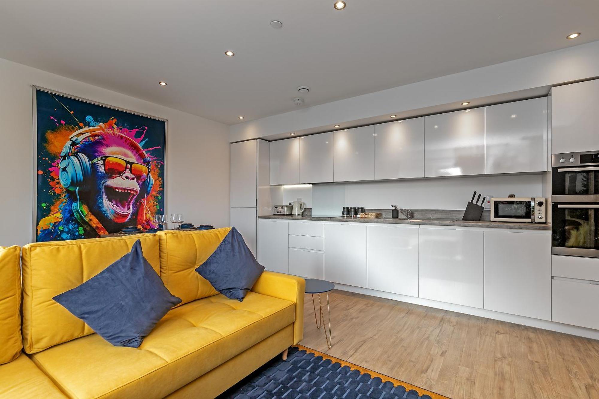 Luxury Apartment-free Parking-central Location-close To Airport, Station & Centre *