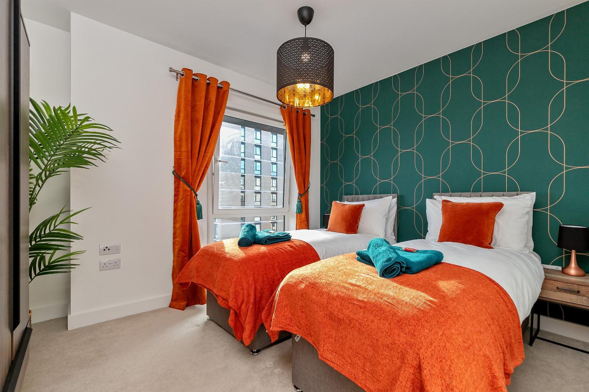 Luxury Apartment-free Parking-central Location-close To Airport, Station & Centre