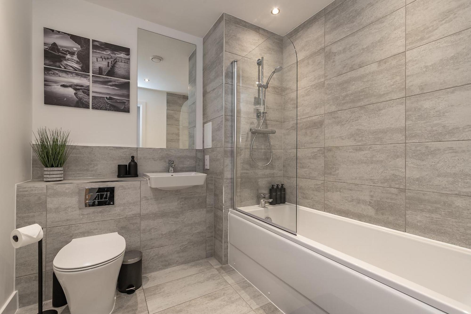 Luxury Apartment-free Parking-central Location-close To Airport, Station & Centre