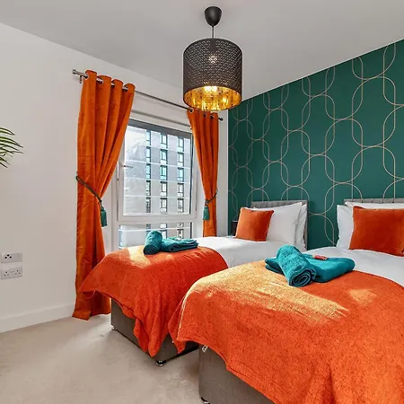 Luxury Apartment-Free Parking-Central Location-Close To Airport, Station & Centre Luton  Exterior photo