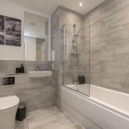 Luxury Apartment-Free Parking-Central Location-Close To Airport, Station & Centre Luton  Exterior photo