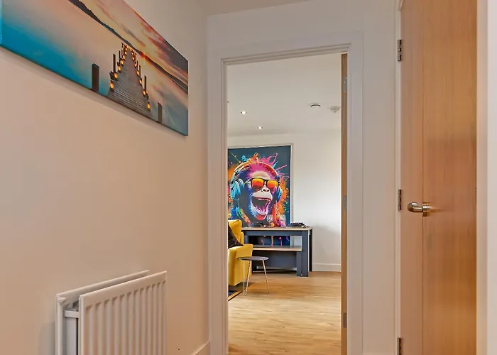 Luxury Apartment-Free Parking-Central Location-Close To Airport, Station & Centre